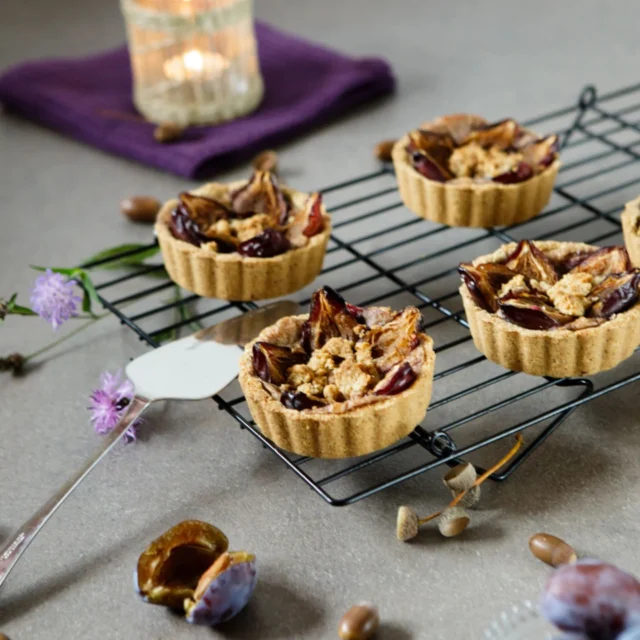 Auch wenn die Zwetschgensaison eigentlich schon vorbei ist, habe ich noch etwas Herbstliches für euch 💜

Zwetschgen-Zimt-Tartelettes 💜
Das Rezept schmeckt auch sicher mit anderem Obst zB Äpfel, kann ich mir gut vorstellen. Ich muss es aber eh noch fertig für euch abtippen...

Seid ihr noch in Herbststimmung oder schon mehr in Weihnachtsstimmung?

Ich wünsche euch einen schönen Abend 💜

#sweetsoulfood #veganbacken #veganbackenkannjeder #veganerezepte #herbstliebe #herbstrezepte #vegan #tartelettes #zwetschgen #igvegan #vegansofinstagram #veganösterreich #vegansoulfood