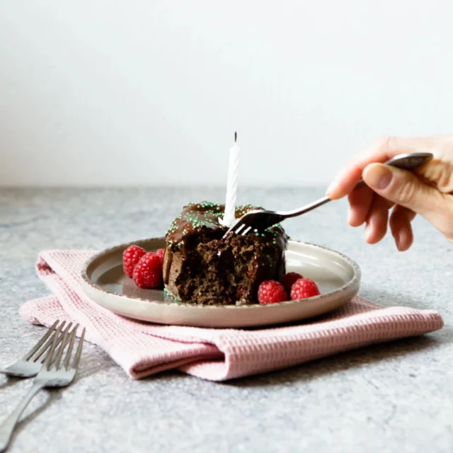 Ich hoffe, ihr habt ein schönes Wochenende? Wenn ihr noch beim Gewinnspiel für die Vegan Planet nächstes Wochenende mitmachen möchtet, dann schaut in den vorletzten Beitrag. Bis morgen Abend habt ihr noch Zeit, dann lose ich aus 😉😊

Das Rezept für das Protein-Schoko-Himbeertörtchen findet ihr im letzten Beitrag 💕

Habt einen schönen Abend 💕

#sweetsoulfood #veganbacken #veganbackenkannjeder #veganerezepte #herbstliebe #proteinreich #gesundbacken #ohnezuckerzusatz #igvegan #vegansofinstagram #veganösterreich #vegansoulfood #glutenfrei