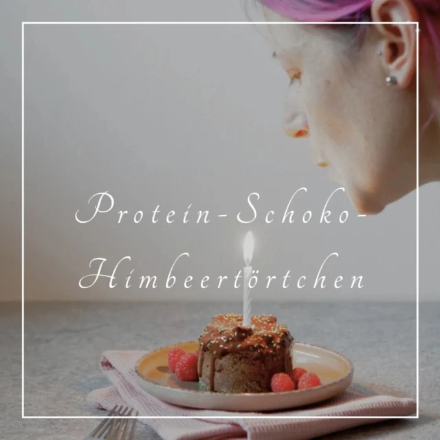 Es gibt natürlich nicht nur das Gewinnspiel für euch 😉

Es folgt das Rezept für das Protein-Schoko-Himbeertörtchen aus der Heißluftfritteuse 💕

💕Zutaten für 2 Törtchen 💕
▫️55 g Backprotein oder neutrales Proteinpulver
▫️45 g gemahlene Mandeln
▫️10 g Kakaopulver ungesüßt 
▫️20 g Erythrit oder Zucker
▫️1/2 TL Backpulver
▫️ 20 g Olivenöl
▫️ 130 g Pflanzendrink
▫️ Prise Salz
▫️ 5 g gefriergetrocknete Himbeeren

💕Zubereitung 💕
Alle trockenen Zutaten, bis auf die Himbeeren, vermischen. Dann das Öl und den Pflanzendrink dazugeben und zu einem glatten Teig verrühren. Zuletzt werden die Himbeeren untergehoben.
Kleine Förmchen einfetten und mit Mandeln ausstreuen. Den Teig aufteilen und bei 180 Grad für ca 20 Minuten in der Heißluftfritteuse backen.
Die fertigen Törtchen aus den Förmchen nehmen, etwas auskühlen lassen und mit Schokoglasur übergießen. Leicht warm noch genießen 💕

Wer es gerne ein bisschen süßer mag, dann etwas mehr Erythrit oder Zucker verwenden. 😉

Habt einen schönen Tag 💕

#sweetsoulfood #veganbacken #heissluftfritteuse #airfryer #einfachesrezept #einfachbacken #schokolade #schokoliebe #schokolademachtglücklich #gesundnaschen #gesundbacken #proteinrezepte #proteinreich #himbeeren #rezeptonline #veganerezepte #igvegan #glutenfrei #veganösterreich #vegansoulfood #vegan #vegansofinstagram